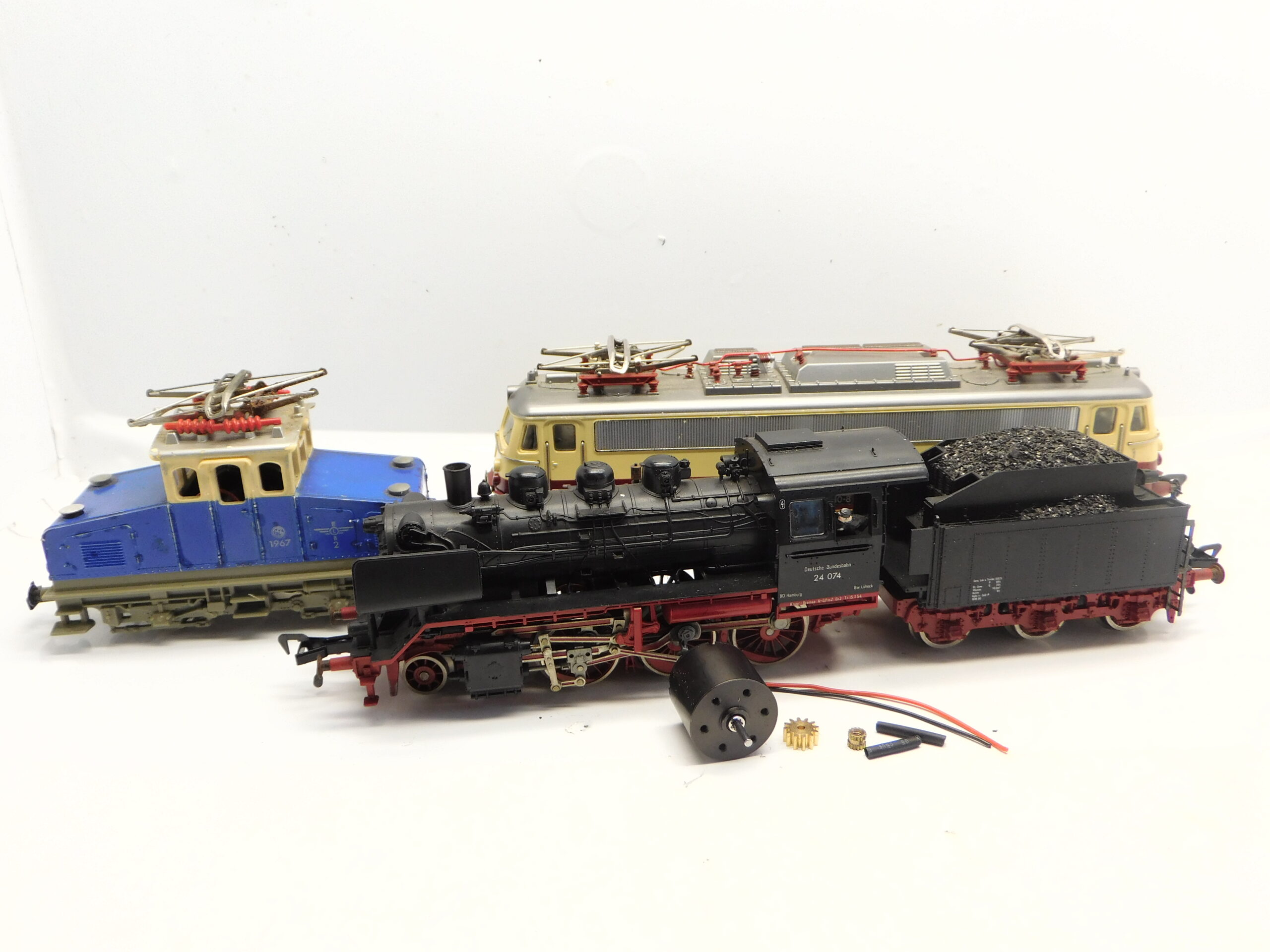 Fleischmann BR 01, 03, 24, 50, 51, 65, 70, 80, 89, 103, 110, 111, 120, 132, 151, 169, 218, 221, 260, 261, 360, 361, 363, E 10, E 44, E 69, MV 9, V 60, V 160, V 200, V 270, VT 798, Nohab, NS 1200, NS Plan V, ?BB Rh 1043, SBB Ae 6/6, SBB Re 4/4, SNCB Reeks 260, SNCB Reeks 5200, SNCF 150, SNCF 68000, SJ Rc 2, BR Warship