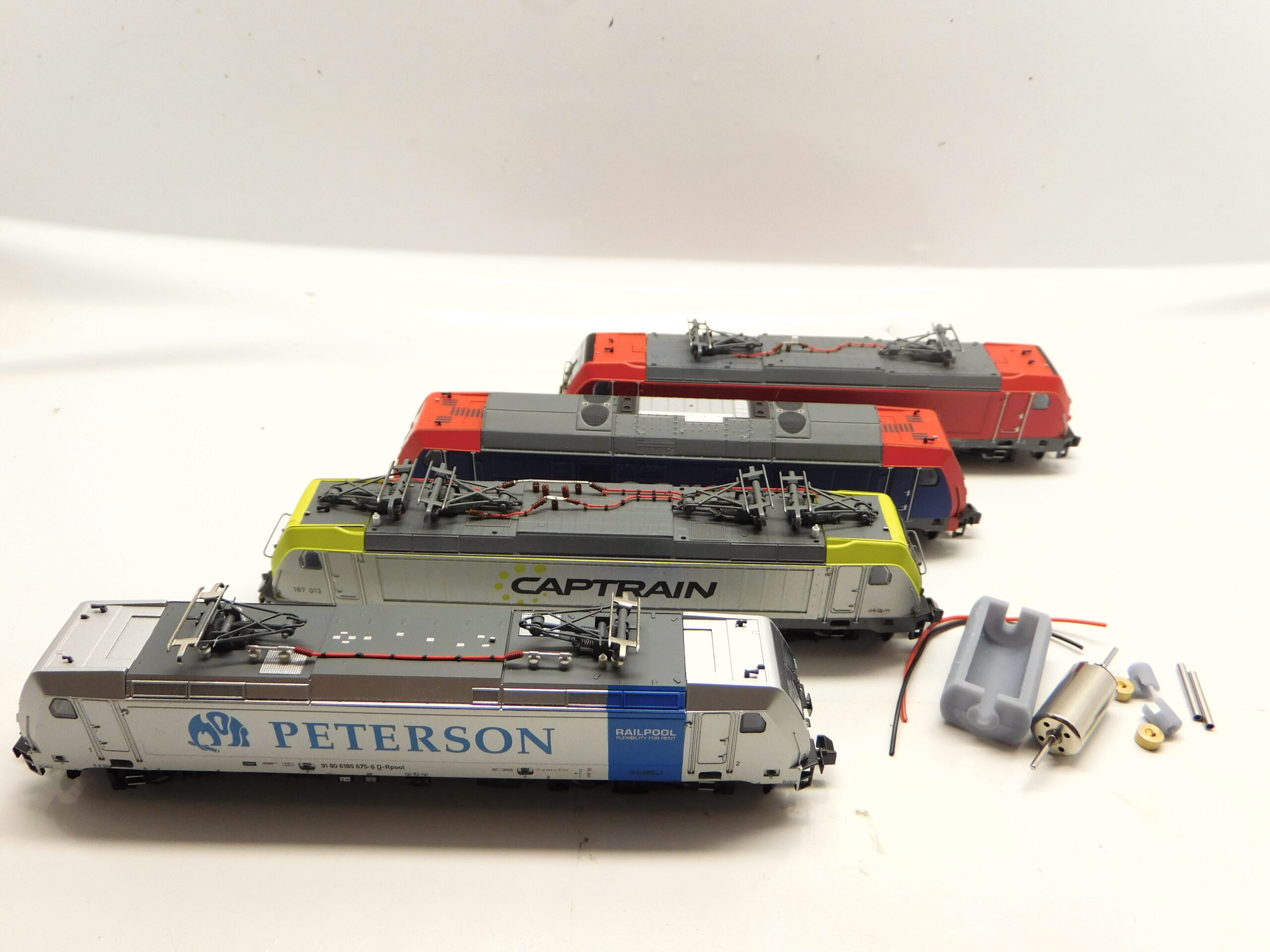 Arnold BR 146, BR 147, BR 185, BR 186, BR 246, BR 253, BR 285, BR 487, E186, E483, Re 187, Re 484, Re 486, TRAXX, Reeks 28 (BLS, Captrain, Cargo Net, Comsa, DB, Railion, DB Schenker, EBS, Euro Cargo Rail, FS, ITL, Linea, Lineas, Lotus, Metronom, NMBS, NOB, NS, Peterson Rail, Press, Regiojet, Renfe, Rhenus, SBB, SNCF, SRT, Veolia, WLC, WLE)